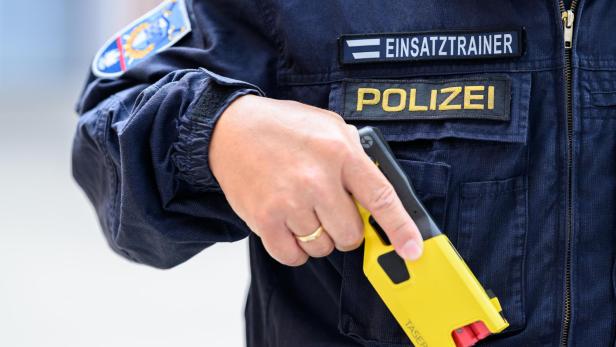 PRÄSENTATION "ELEKTROIMPULSWAFFE TASER UND LICHT-MODUL FÜR DIENSTPISTOLEN" - PILOTPROJEKTE STARTEN IN WIEN