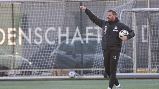  Alles tanzt nach seiner Pfeife: Jürgen Säumel leitete erstmals als Chef das Training von Sturm Graz 