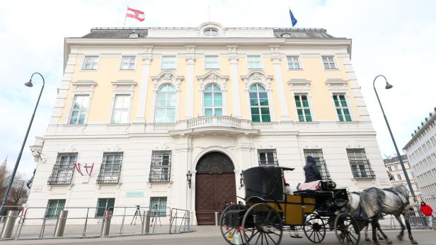 Das Bundeskanzleramt mit einer Fiaker-Kutsche im Vordergrund.