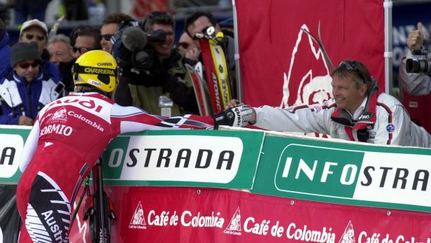 Bormio, März 2000: Der damalige ÖSV-Cheftrainer Hans Pum gratuliert Superstar Hermann Maier zum Gewinn des Gesamtweltcups