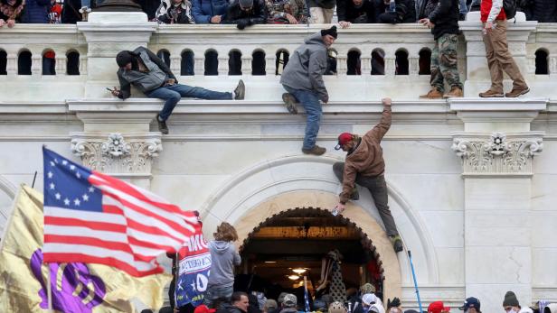 FILE PHOTO: The U.S. Capitol Building is stormed by a pro-Trump mob on January 6, 2021 US-Kapitol-Stürmer verlangen 100 Millionen Dollar Schadenersatz