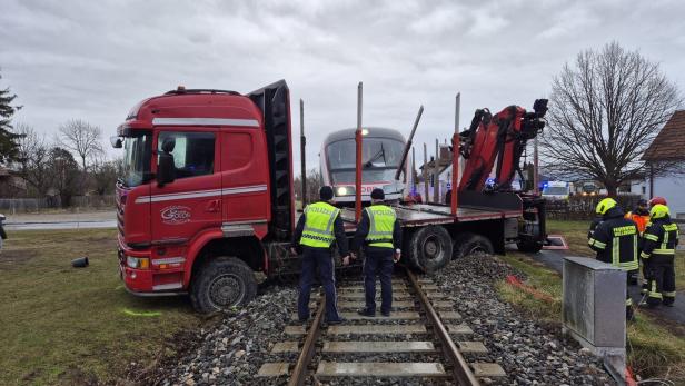 Schwerer Unfall in NÖ: Zug krachte auf Bahnübergang in Lastwagen