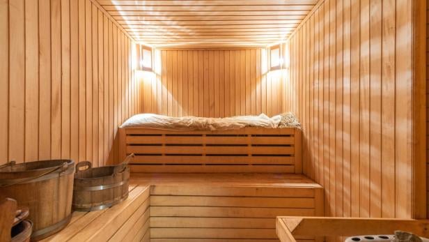 Eine Sauna aus Holz mit Lampen