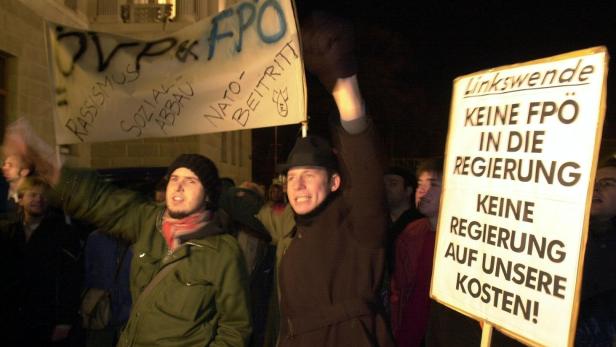 Demonstranten und Transparente gegen ÖVP und FPÖ 