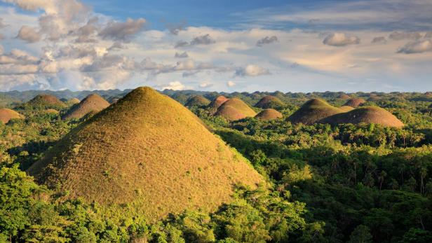 Die Chocolate Hills auf Bohol, einer kleinen Insel der Philippinen.
