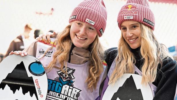 Hanna Karrer (AUT), Anna Gasser (AUT) nach der Qualifikation des Snowboard Big Air in Klagenfurt