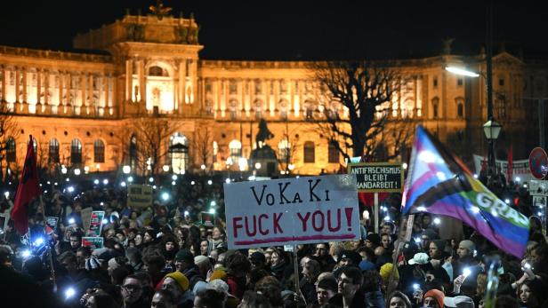 KUNDGEBUNG: "ALARM FÜR DIE REPUBLIK: PROTEST GEGEN RECHTSEXTREMEN BUNDESKANZLER"