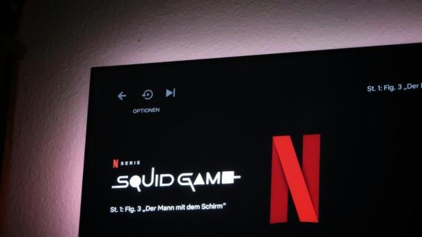 Netflix und Squid Game Logo auf Laptop