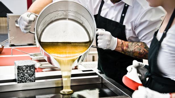 In einer Zuckerlwerkstatt in Wien wird Zucker gegossen.