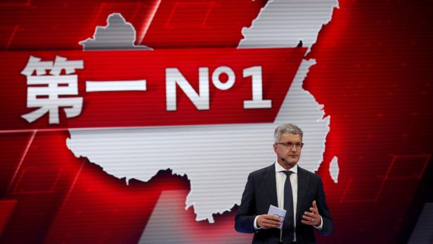 Ein Mann steht vor einer Grafik, die China und die Aufschrift „No. 1“ zeigt.