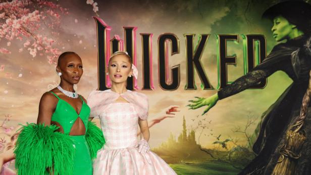 FILE PHOTO: Premiere for the film 'Wicked' in Los Angeles Cynthia Erivo und Ariana Grande posieren vor dem „Wicked“-Filmposter.