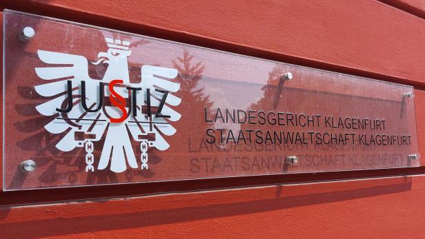 Schild mit Aufschrift Landesgericht Klagenfurt