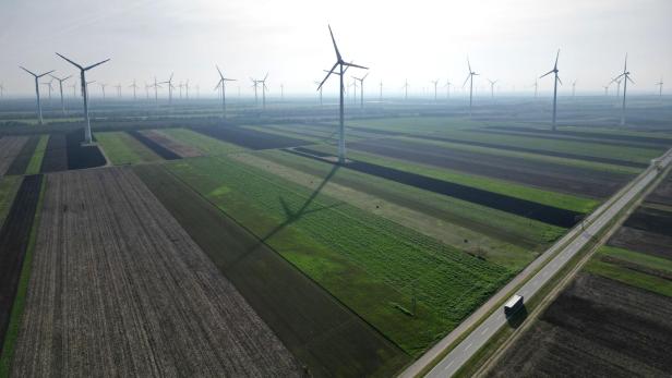 ++ THEMENBILD ++ WINDPARK / ENERGIE / STROM / WINDRÄDER / WINDKRAFT / WINDENERGIE