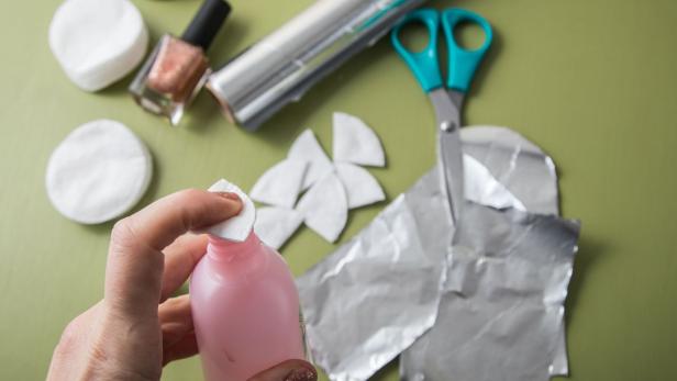 Schritt 1: Wattepads zuschneiden und mit Nagellackentferner beträufeln
