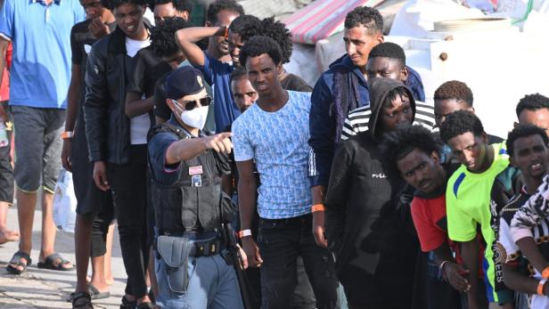 Further migrants arrive on Lampedusa island