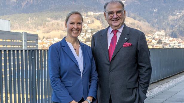 Die neue Leiterin der Virologie an der Med Uni Innsbruck, Gisa Gerold, und Rektor Wolfgang Fleischhacker