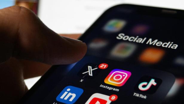 Handy mit Social-Media-Apps auf dem Startbildschirm
