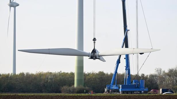 ++ THEMENBILD ++ WINDPARK / ENERGIE / STROM / WINDRÄDER / WINDKRAFT / WINDENERGIE