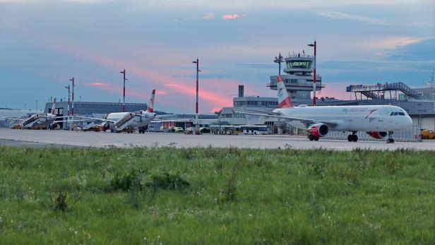 Flugzeuge am Flughafen