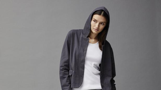 Eine Frau in einem grauen Hosenanzug von Kristensen du Nord.