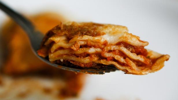 Als Lasagne werden sowohl besonders breite Bandnudeln als auch der mehrere Teigschichten beinhaltende Auflauf bezeichnet.