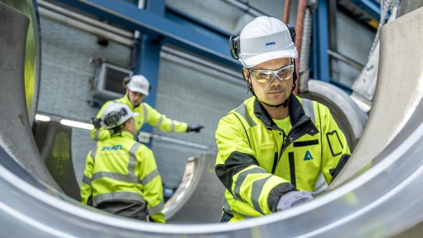 Ein Andritz-Mitarbeiter vor einem runden Werkstück