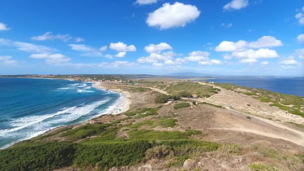 Die Halbinsel Sinis unter einem blauem Himmel mit Wolken.