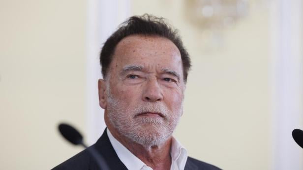 ARNOLD SCHWARZENEGGER UND LH CHRISTOPHER DREXLER PRÄSENTIEREN BÜSTE DES ALT-LH JOSEF KRAINER: SCHWARZENEGGER