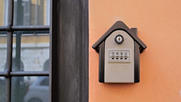 Eine Schlüssel-Box ist an der Fassade eines Gebäudes montiert 
