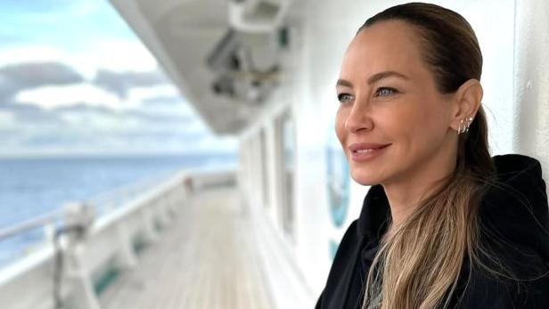 Sandy Meyer-Wölden: 41-jährige Blondine posiert für ein Foto auf einem Schiff