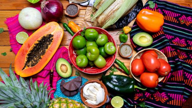 Unterschiedliche Obst- und Gemüsesorten auf einemTisch.