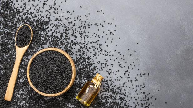 Schwarzkümmel und Schwarzkümmelöl.