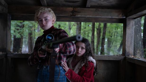 Julia Garner muss sich und ihre Tochter verteidigen: „Wolf Man“ 