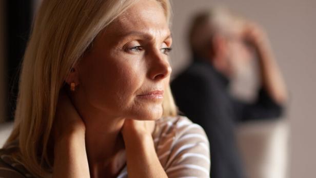 Portrait of an upset woman, a quarrel in the family. Victim of domestic violence, relationship difficulties. Husband and wife in crisis, divorce. Mein Mann hat eine geheime Affäre – was soll ich tun?
