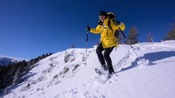 Mann mit Schneeschuhen in den Bergen rund um Murau in der Steiermark