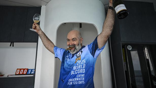 Zur Feier des Tages trank Koch ein Glas Champagner