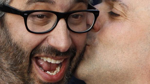 British actor Omid Djalili (R) poses with writer David Baddiel at the world premiere of the film &quot;The Infidel&quot; in London April 8, 2010. REUTERS/Stefan Wermuth (BRITAIN - Tags: ENTERTAINMENT)