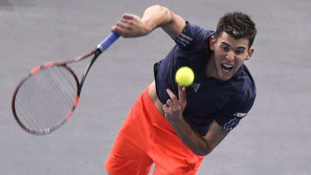 Dominic Thiem beim Aufschlag während eines Tennisspiels.