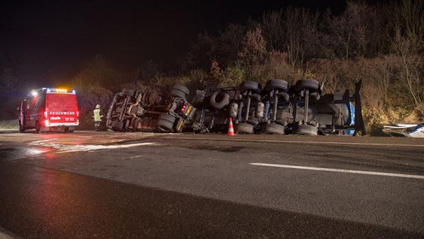 Tanklastzug mit 25 Tonnen Palmöl auf A21 verunfallt