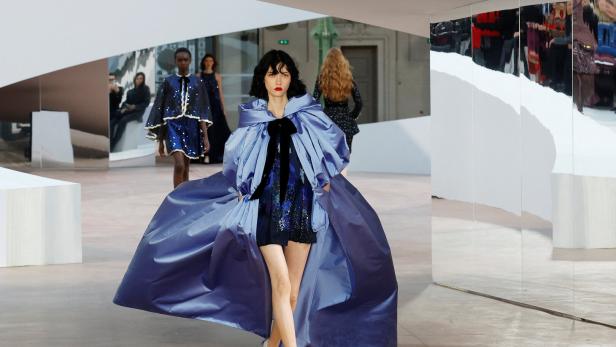 Ein Model läuft bei der Chanel-Show 2025 über den Laufsteg.