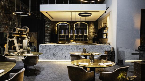 Die Bar von Andreas Senn in einem Restaurant mit industriellem Design.