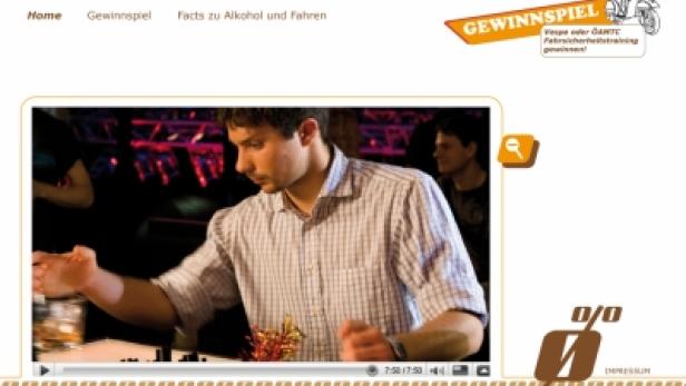 Ein Mann steht an einer Bar und bereitet einen Drink zu.