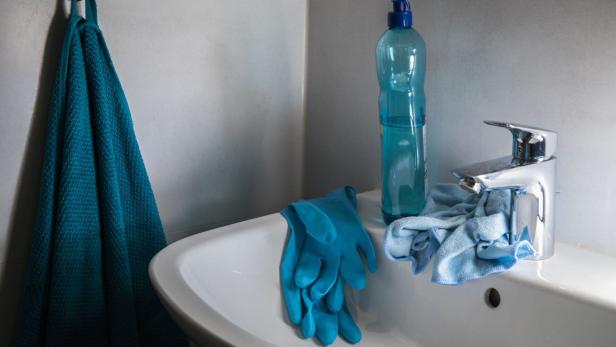 Man braucht: Klarspüler, einen Lappen und gegebenenfalls Handschuhe