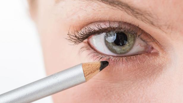 Problematische Inhaltsstoffe: Von 19 getesteten Kajalstiften waren nur fünf "gut"