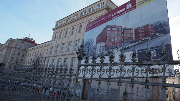 Die Bautafel an der HTL Mödling preist den Neubau des CampusM bereits an