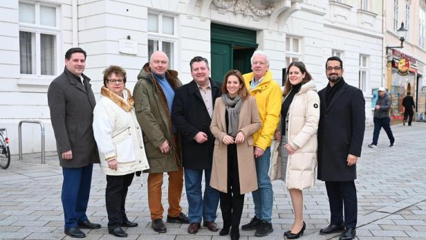 Das Verhandlungsteam von ÖVP, SPÖ und Bürgerliste um Bürgermeister-Kandidatin Carmen Jeitler-Cincelli (M.) in Baden.