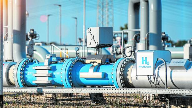 Hydrogen renewable energy production pipeline - hydrogen gas for clean electricity solar and windturbine facility Wasserstoff ist für die Dekarbonisierung der Industrie von entscheidender Bedeutung