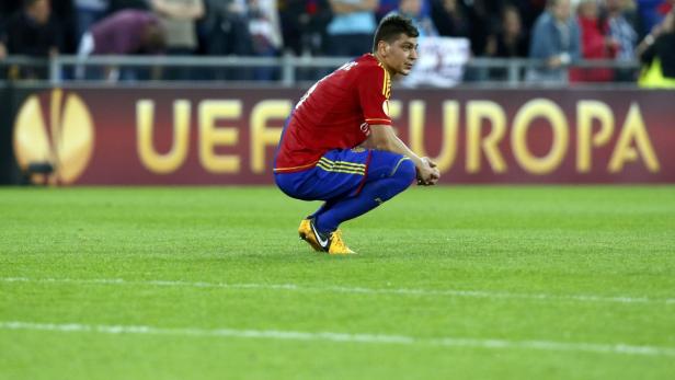 FC Basel&#039;s Aleksandar Dragovic stands dejected on the pitch after losing to Chelsea in the Europa League semi-final first leg soccer match at St. Jakob Park stadium in Basel April 25, 2013. Chelsea won the match 2-1. REUTERS/Pascal Lauener (SWITZERLAND - Tags: SPORT SOCCER)