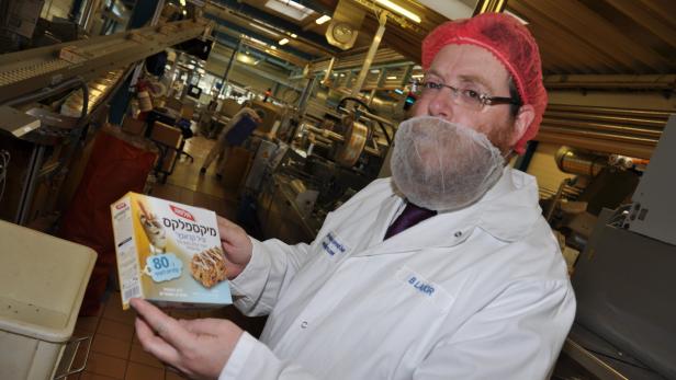Rabbi Havlin kontrolliert die Produktion von koscheren Müsliriegeln