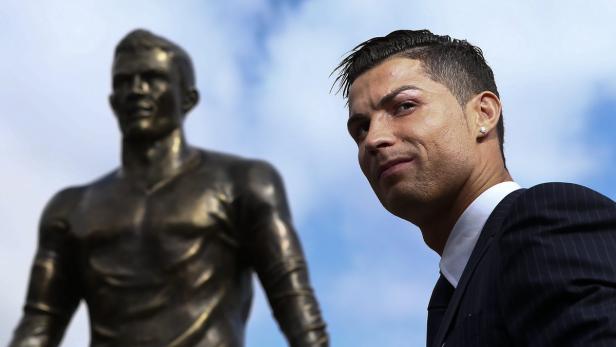 Cristiano Ronaldo und sein Ebenbild aus Bronze.